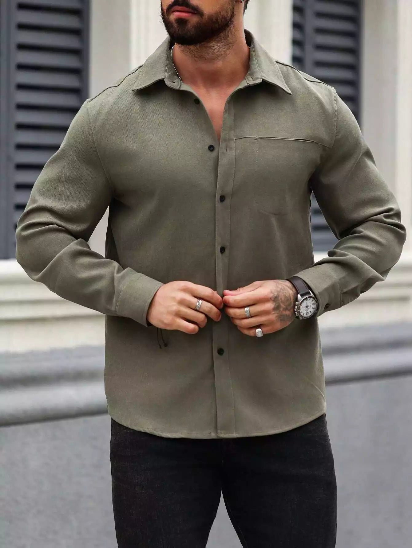 Camicia a maniche lunghe casual ampia tinta unita da uomo primavera ed estate, colore verde militare 